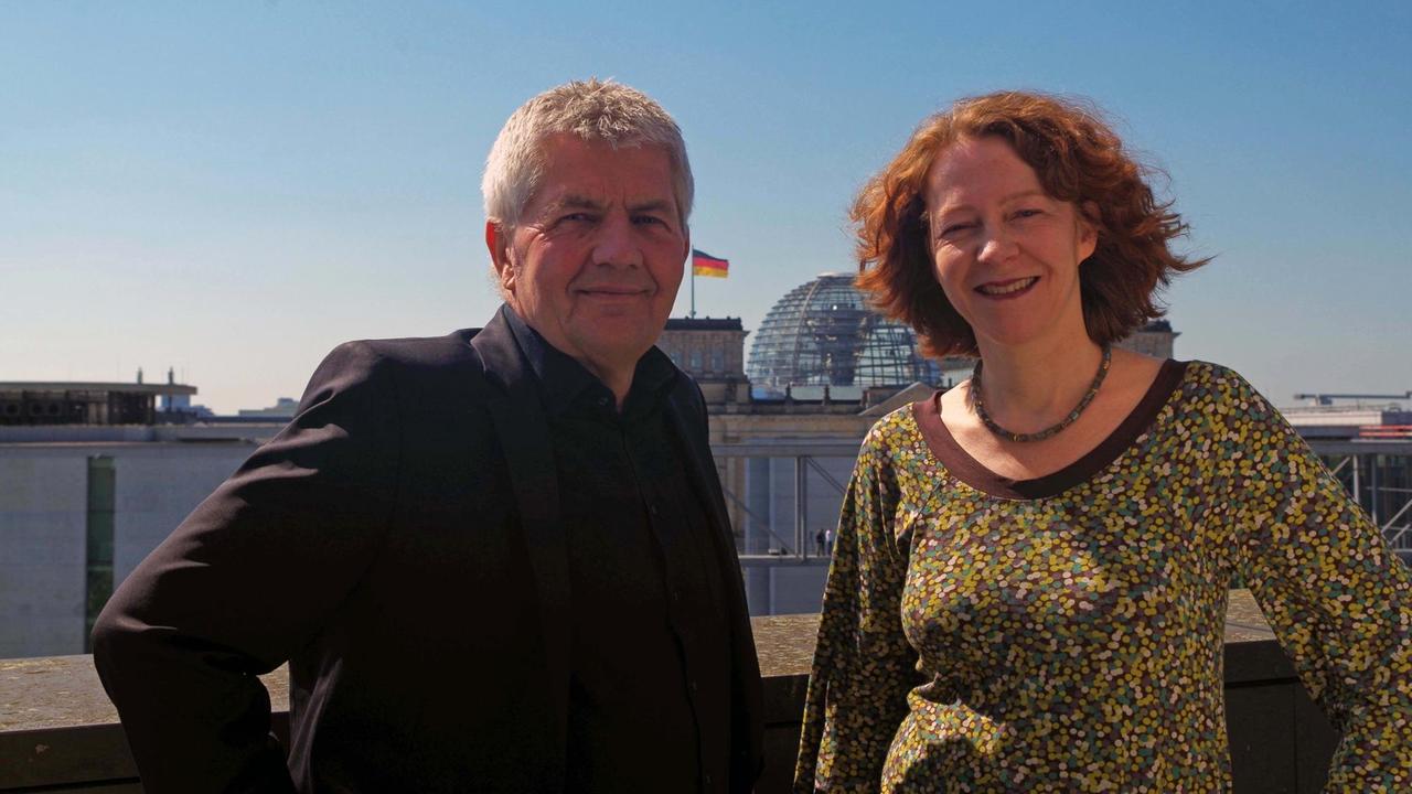 Roland Jahn mit DLF-Redakteurin Christiane Habermalz auf der Terrasse des Deutschlandradio-Hauptstadtstudios Roland Jahn mit DLF-Redakteurin Christiane Habermalz auf der Terrasse des Deutschlandradio-Hauptstadtstudios
