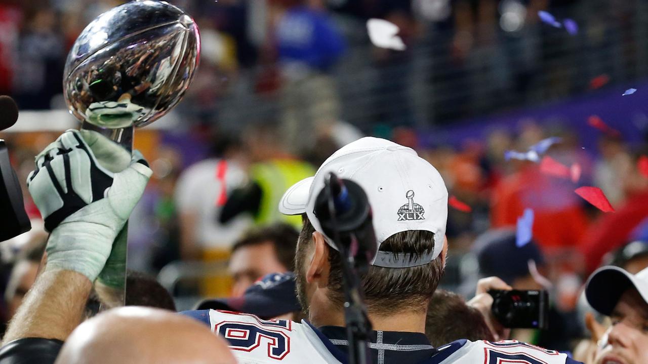 Sebastian Vollmer mit der Super-Bowl-Trophäe. Sebastian Vollmer mit der Super-Bowl-Trophäe.
