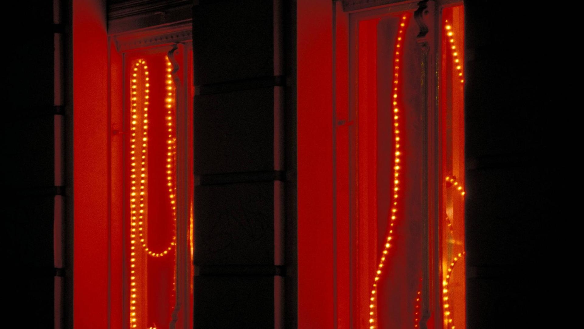 Ein illuminiertes Fenster im Rotlichtviertel in Berlin. Ein illuminiertes Fenster im Rotlichtviertel in Berlin.
