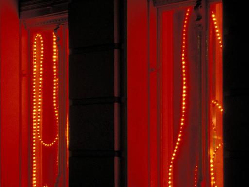 Ein illuminiertes Fenster im Rotlichtviertel in Berlin.