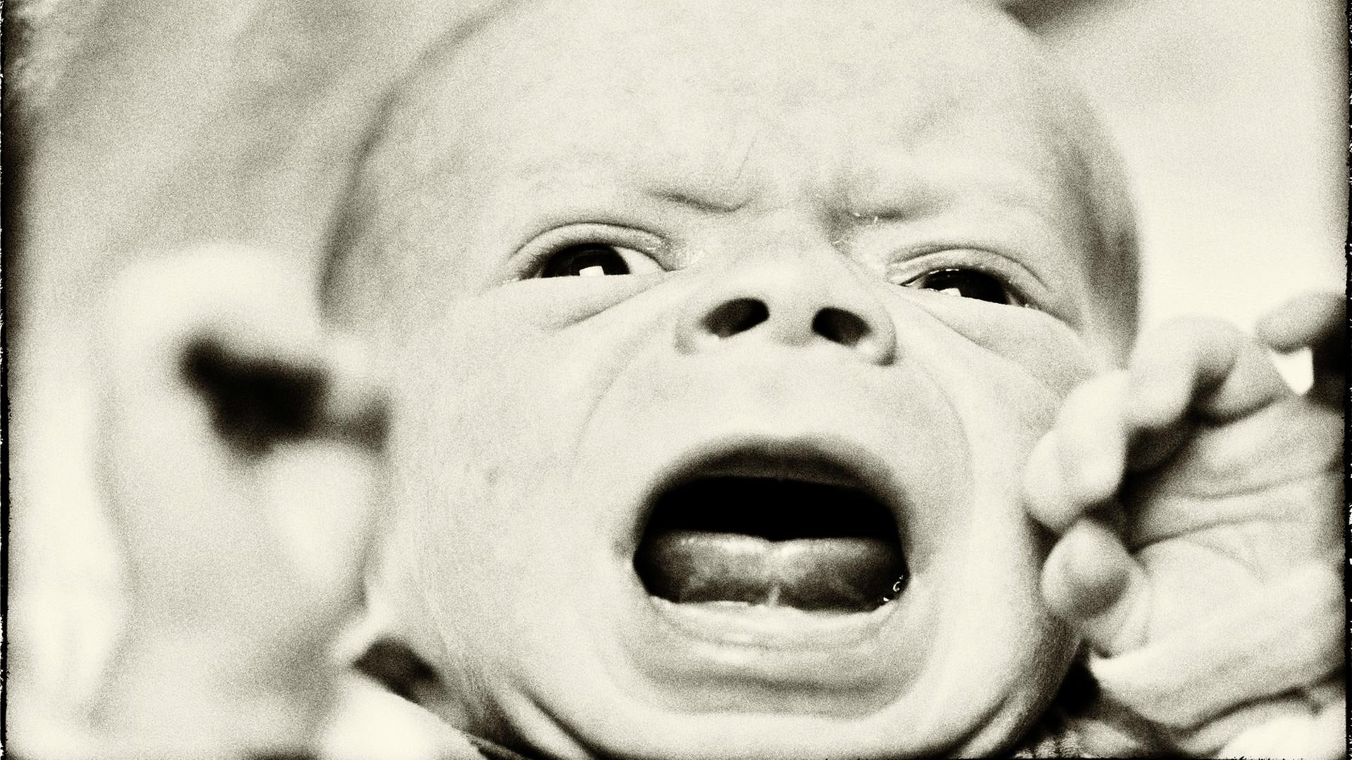 Ein zwei Wochen altes männliches Baby schreit. Ein zwei Wochen altes männliches Baby schreit.