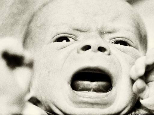 Ein zwei Wochen altes männliches Baby schreit.