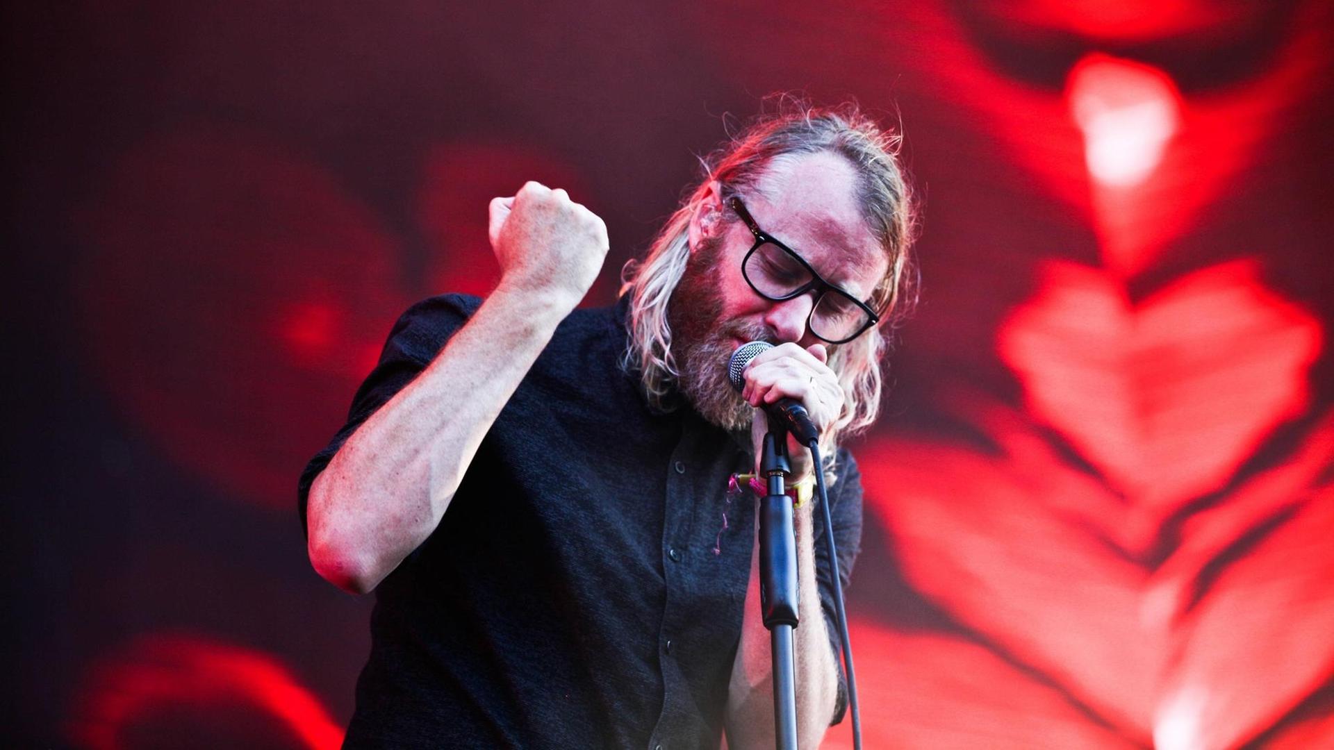 Matt Berninger, Sänger von The National, mit Brille, Bart und halblangem Haar, bei einem Konzert in New York 2016. (Bild: imago stock&people) Matt Berninger, Sänger von The National, mit Brille, Bart und halblangem Haar, bei einem Konzert in New York 2016. (Bild: imago stock&people)