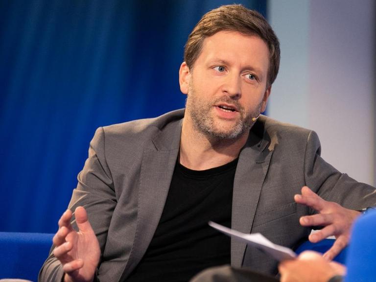Christian Neuhäuser auf dem blauen Sofa.