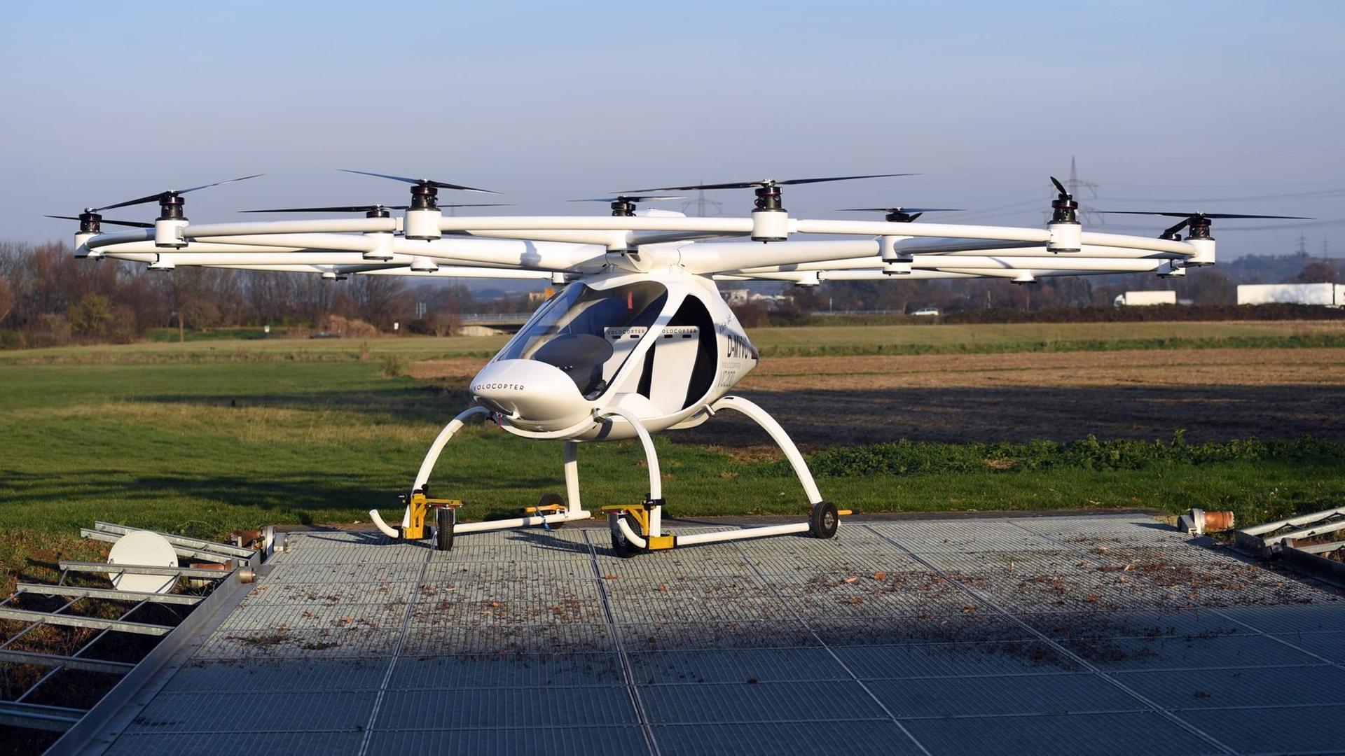 Die "Volocopter" genannte Passagier-Drohne VC200 der Firma e-volo GmbH, aufgenommen am 01.12.2016 in Bruchsal (Baden-Württemberg). Die "Volocopter" genannte Passagier-Drohne VC200 der Firma e-volo GmbH, aufgenommen am 01.12.2016 in Bruchsal (Baden-Württemberg).