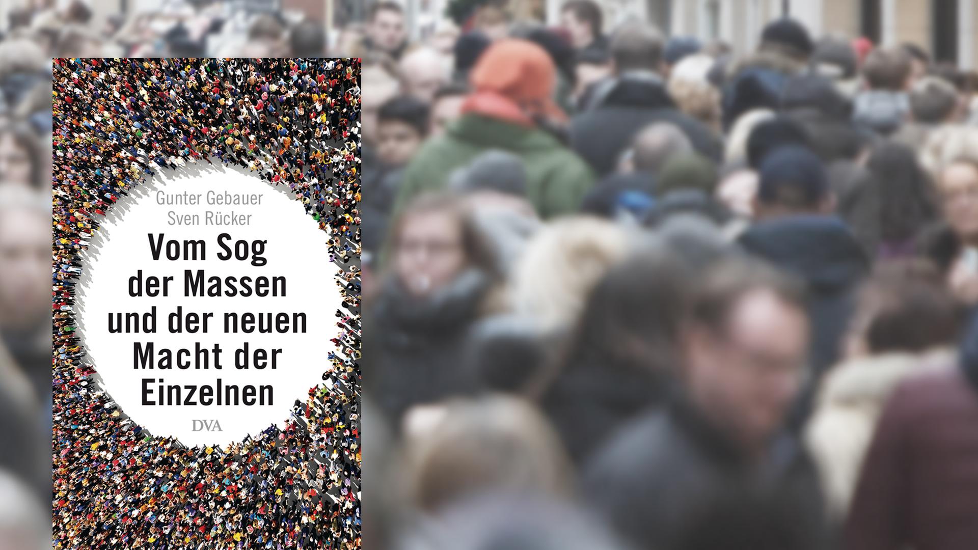 Eine Montage zeigt das Buchcover "Vom Sog der Massen und der neuen Macht der Einzelnen", im Hintergrund Menschen in einer Fußgängerzone
