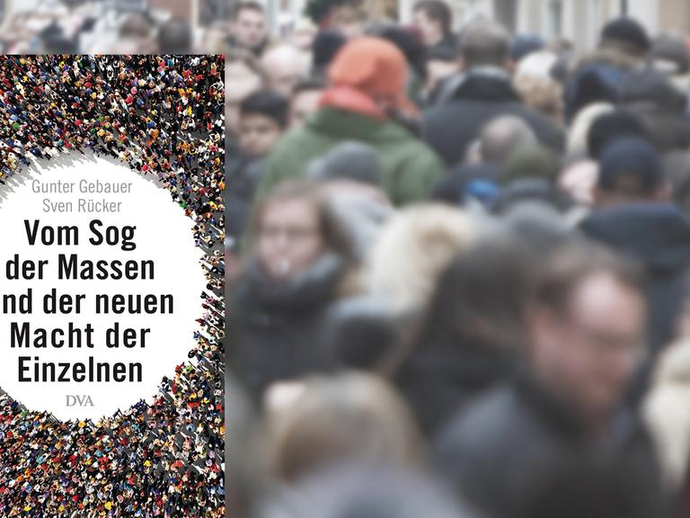 Eine Montage zeigt das Buchcover "Vom Sog der Massen und der neuen Macht der Einzelnen", im Hintergrund Menschen in einer Fußgängerzone