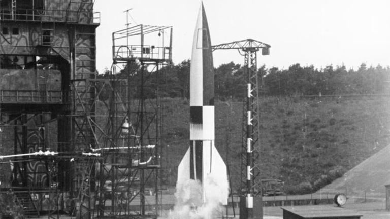 Eine A4-Rakete kurz vor dem Start in Peenemünde 1943 Eine A4-Rakete kurz vor dem Start in Peenemünde 1943