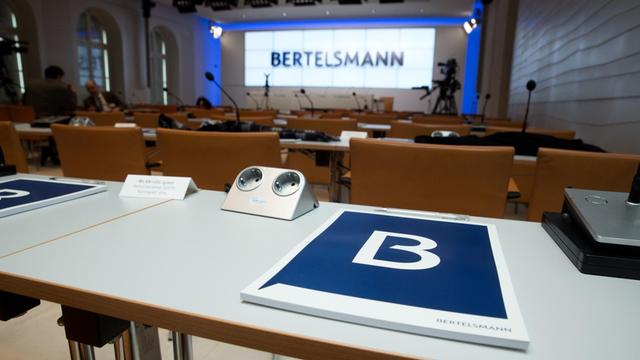 Der Veranstaltungsraum der Bertelsmann-Bilanzpressekonferenz, fotografiert am 22.03.2016 in Berlin. Nach einem jahrelangen Umbau des Unternehmens vermeldet der Medienkonzern einen Gewinnsprung um mehr als 90 Prozent auf 1,1 Milliarden Euro.