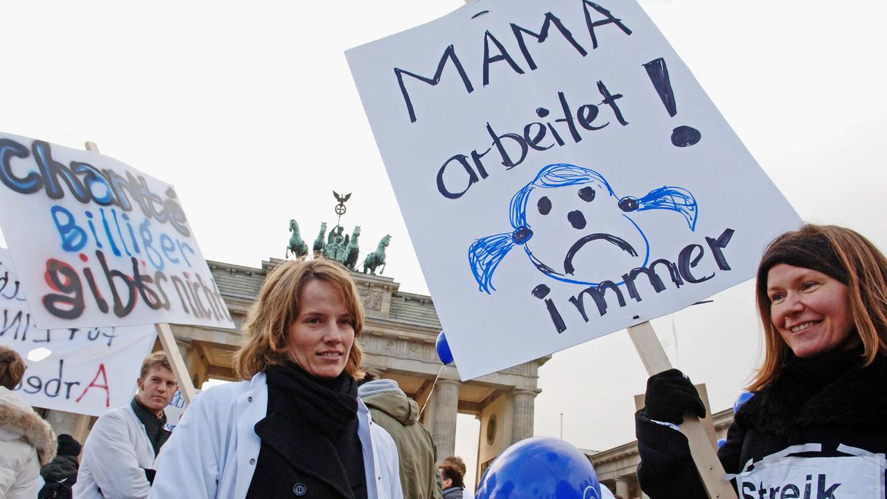Ärztinnen demonstrieren gegen Arbeitsbedingungen an der Charité (Archivbild von 20015) Ärztinnen demonstrieren gegen Arbeitsbedingungen an der Charité (Archivbild von 20015)