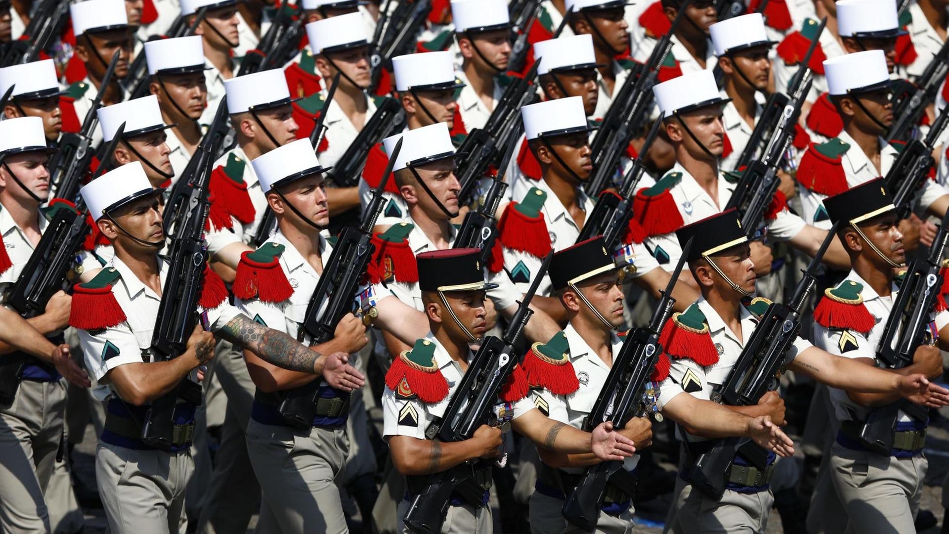 Die französische Fremdenlegion bei der Miltiärparade auf dem Champs Elysée am 14. Juli 2018. Die französische Fremdenlegion bei der Miltiärparade auf dem Champs Elysée am 14. Juli 2018.