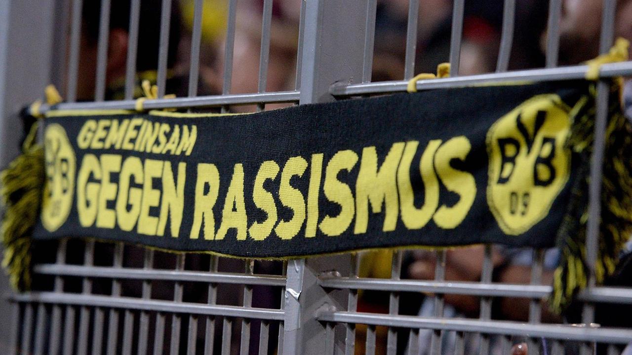Fanschal mit der Aufschrift "Gemeinsam gegen Rassismus" in Dortmund Fanschal mit der Aufschrift "Gemeinsam gegen Rassismus" in Dortmund
