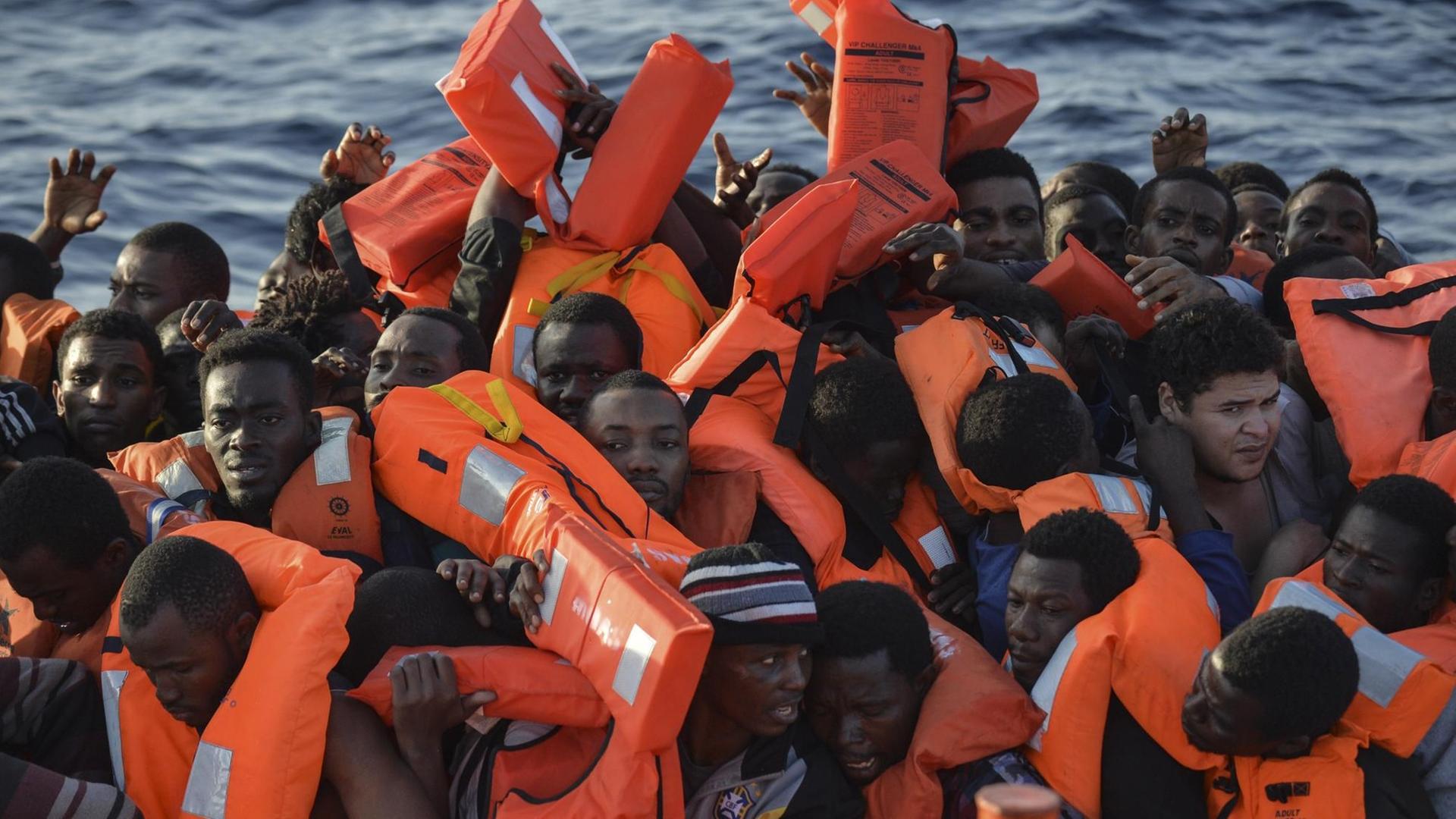 Flüchtlinge werden von Helfern vor der libyschen Küste gerettet. Flüchtlinge werden von Helfern vor der libyschen Küste gerettet.