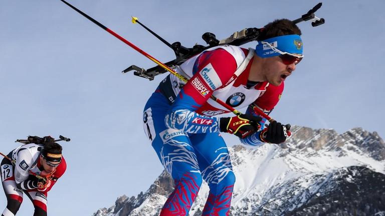 Matvey Eliseev (Bildvordergrund) beim Weltcup in Hochfilzen