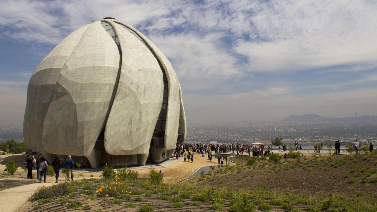 Das "Haus der Andacht" der Bahai steht hoch über der Millionenmetropole Santiago de Chile am Fuße der Anden