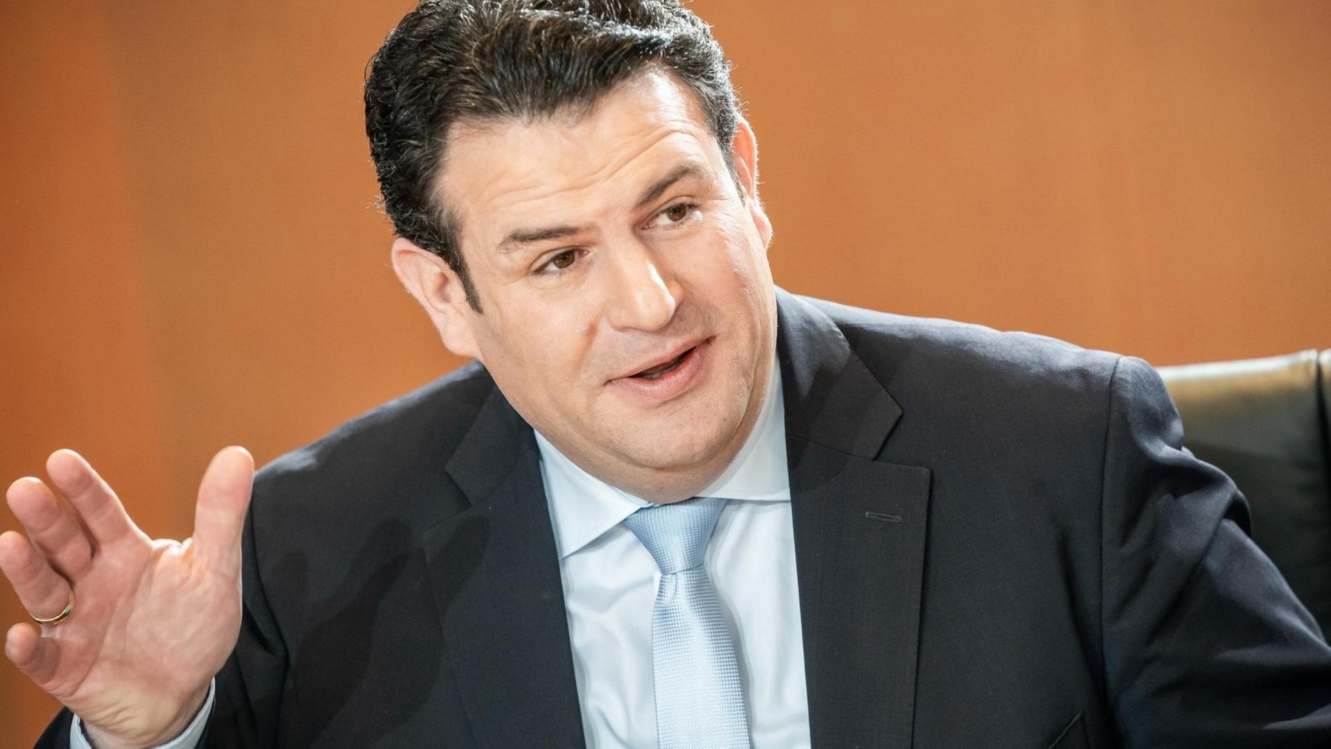 Hubertus Heil (SPD), Bundesminister für Arbeit und Soziales, wartet auf den Beginn der wöchentlichen Kabinettssitzung im Kanzleramt. Hubertus Heil (SPD), Bundesminister für Arbeit und Soziales, wartet auf den Beginn der wöchentlichen Kabinettssitzung im Kanzleramt.