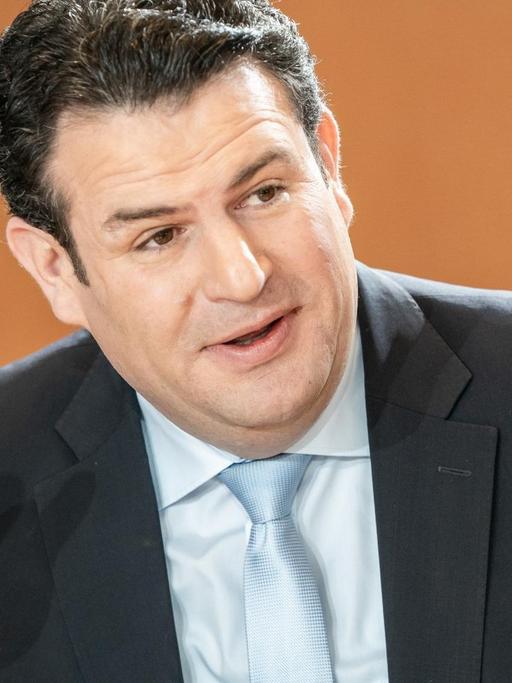 Hubertus Heil (SPD), Bundesminister für Arbeit und Soziales, wartet auf den Beginn der wöchentlichen Kabinettssitzung im Kanzleramt.