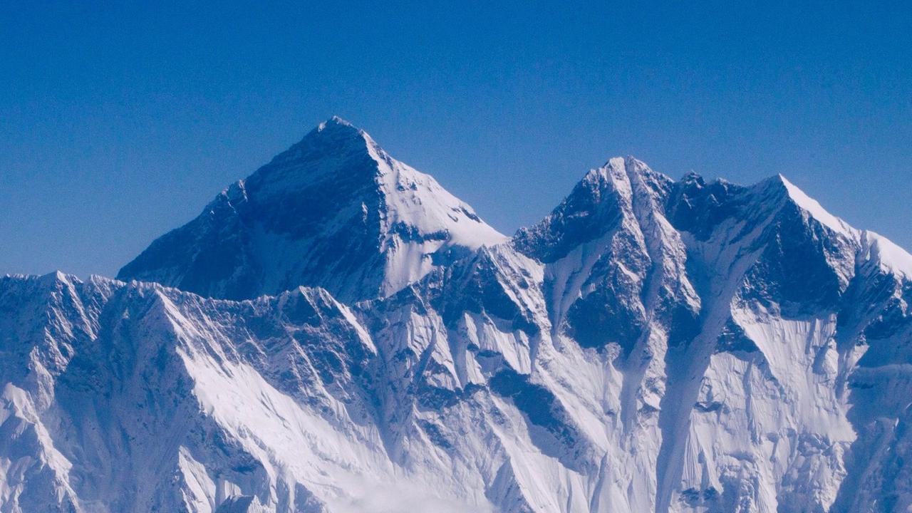Der Mount Everest von Nepal aus gesehen Der Mount Everest von Nepal aus gesehen