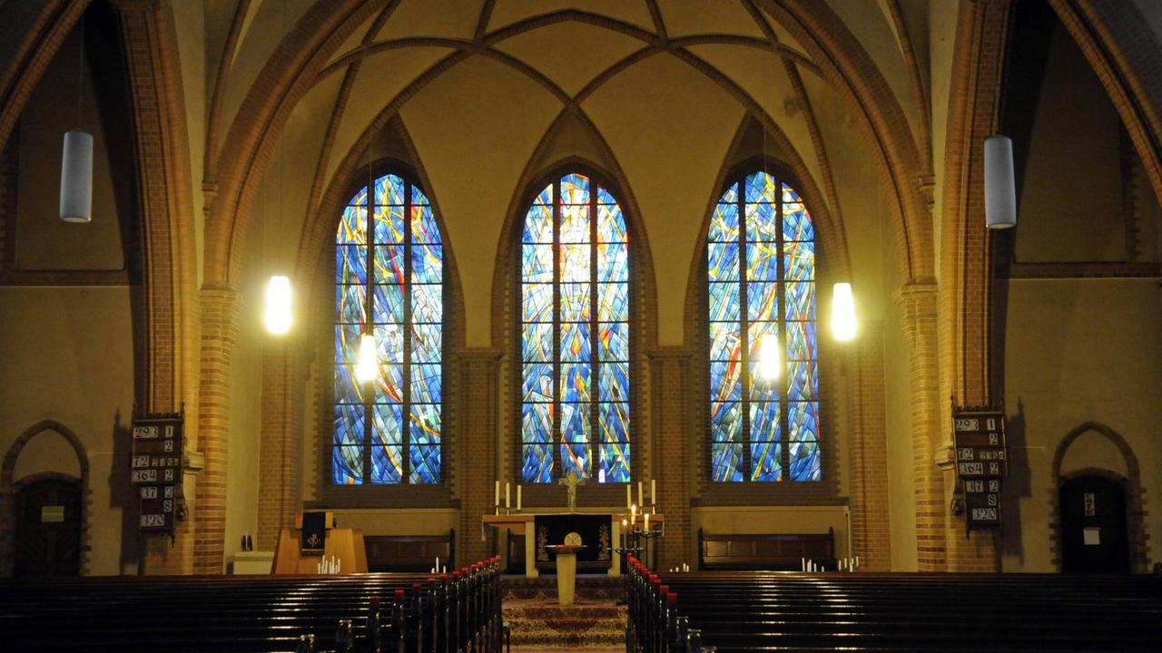 Altar der Samariterkirche in Berlin-Friedrichshain im Jahr 2009 Altar der Samariterkirche in Berlin-Friedrichshain im Jahr 2009