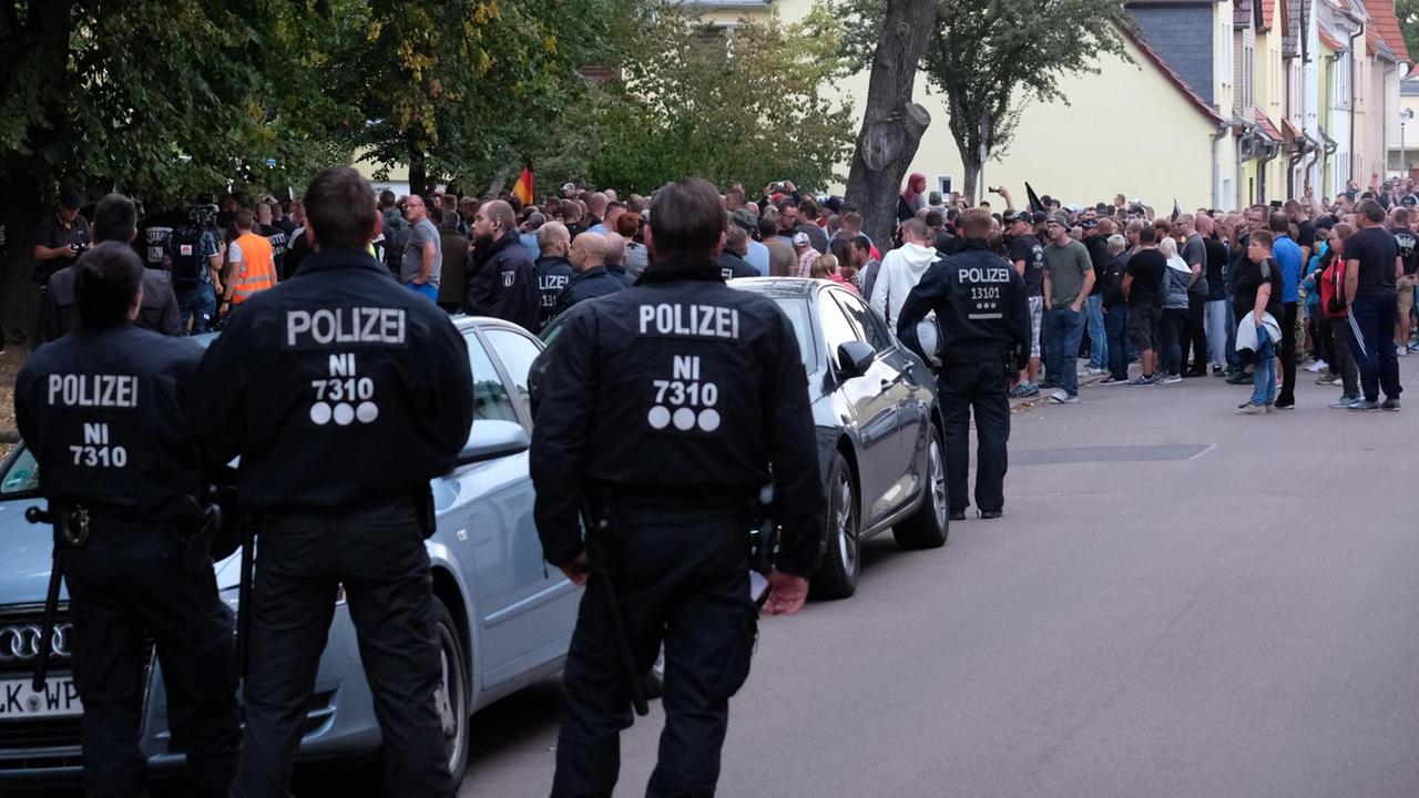 Polizisten bei einer Kundgebung in Köthen Polizisten bei einer Kundgebung in Köthen