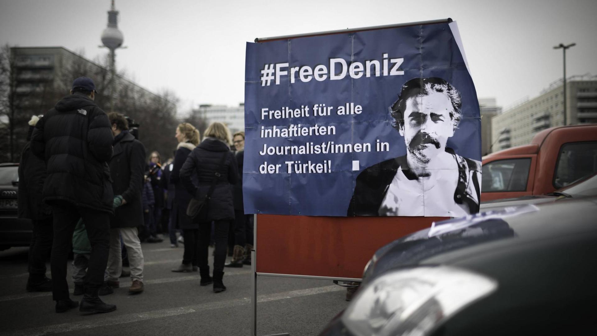 In Berlin gab es einen Autokorso, mit dem gegen die Festnahme des Journalisten Deniz Yücel in der Türkei protestiert wurde. In Berlin gab es einen Autokorso, mit dem gegen die Festnahme des Journalisten Deniz Yücel in der Türkei protestiert wurde.