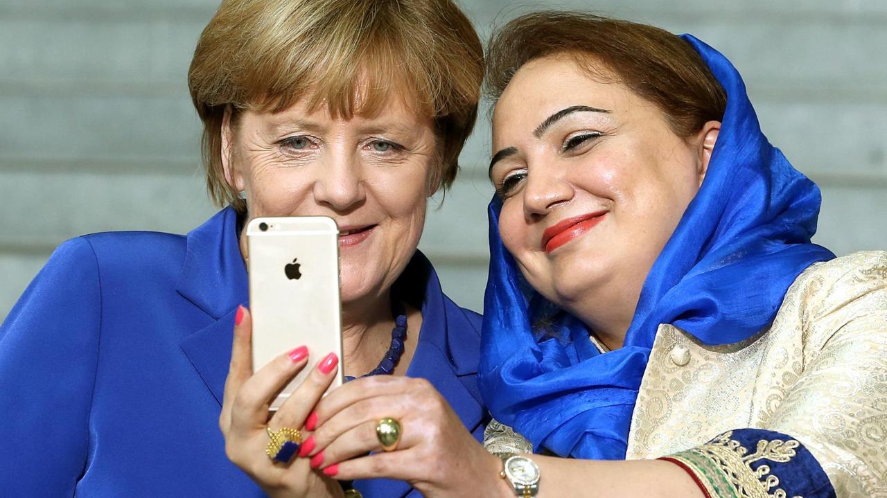 Bundeskanzlerin Angela Merkel und die afghanische Politikerin Schukria Barakzai machen ein Selfie; Aufnahme vom 16. September 2015 Bundeskanzlerin Angela Merkel und die afghanische Politikerin Schukria Barakzai machen ein Selfie; Aufnahme vom 16. September 2015