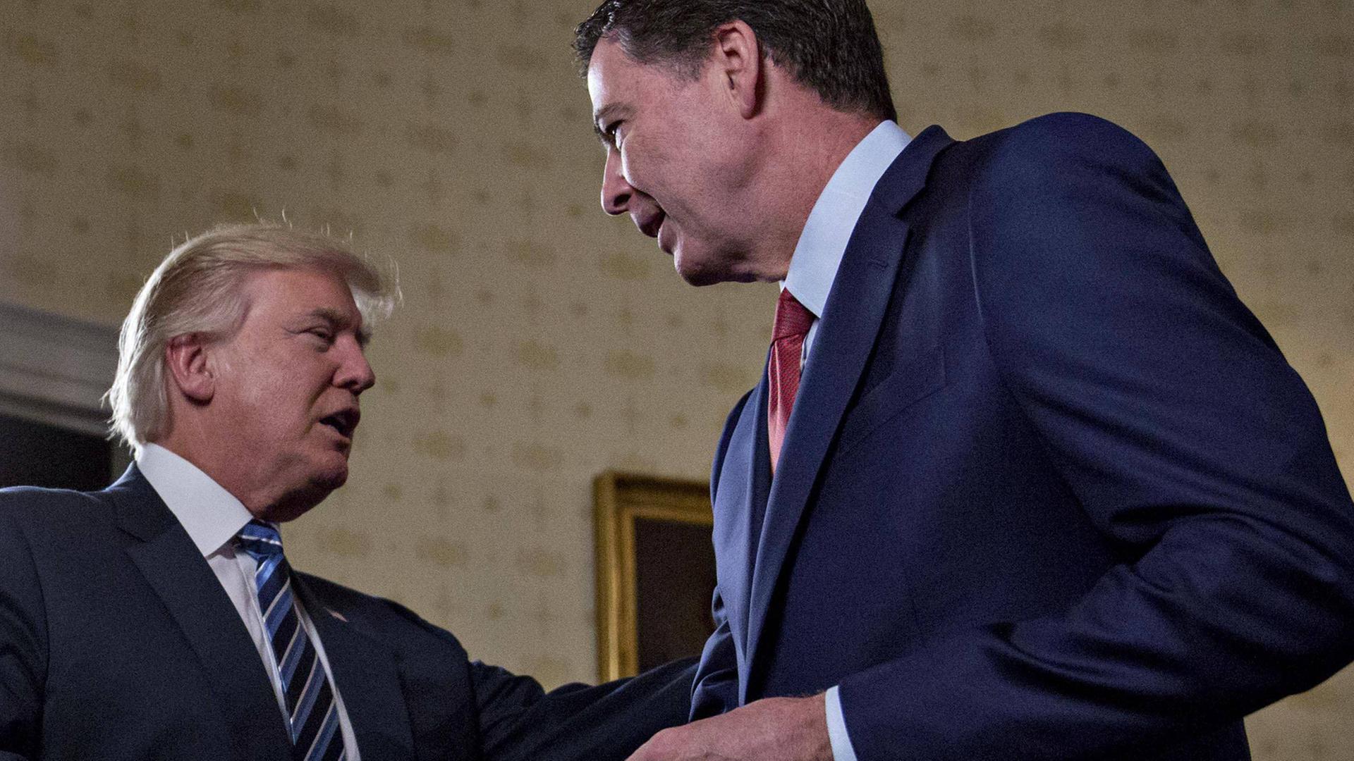 Im Januar wurden noch Hände geschüttelt: Donald Trump und James Comey. Im Januar wurden noch Hände geschüttelt: Donald Trump und James Comey.