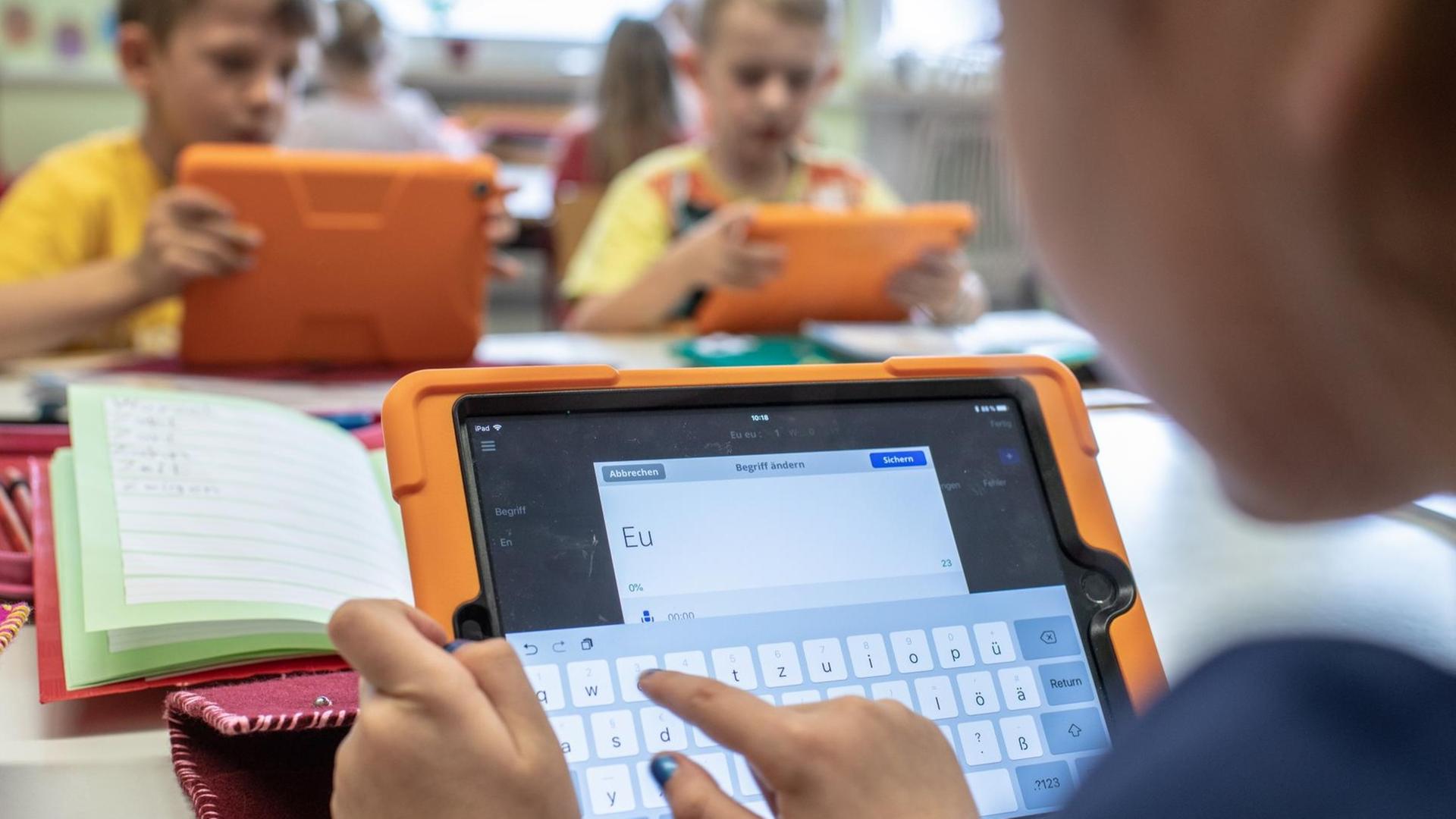 Schüler arbeiten im Unterricht mit einem Tablet