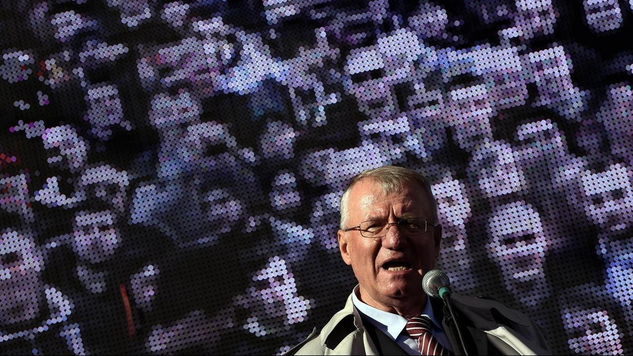 Vojislav Seselj spricht bei einer Demonstration gegen die serbische Regierung.