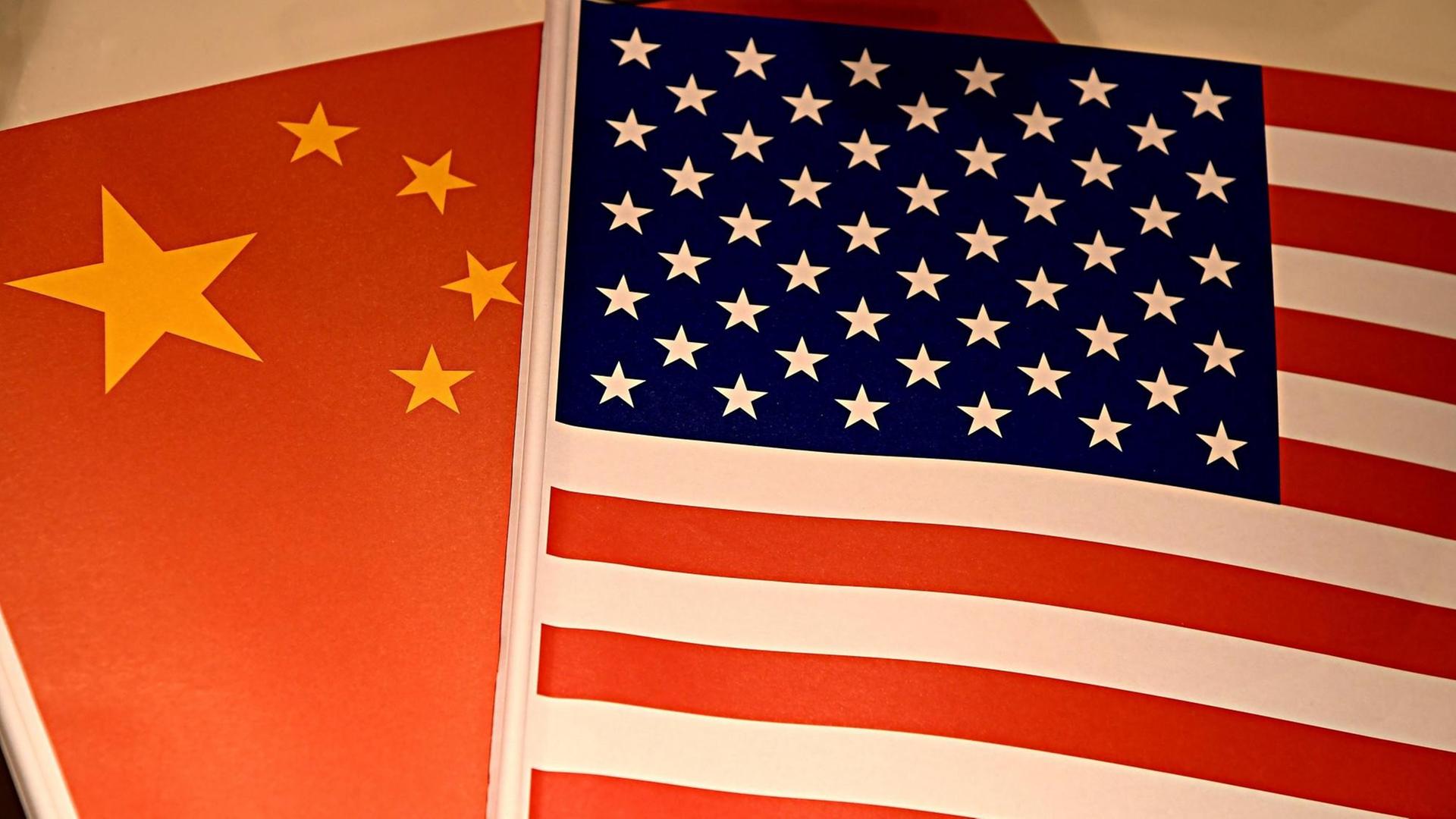 Copenhagen/Denmark. 28.December 2018._China vers usa tarde war and usa and chinese flags in Copenhagen Denmark. (Photo. .Francis Joseph Dean / Deanpictures. PUBLICATIONxNOTxINxDEN Copenhagen/Denmark. 28.December 2018._China vers usa tarde war and usa and chinese flags in Copenhagen Denmark. (Photo. .Francis Joseph Dean / Deanpictures. PUBLICATIONxNOTxINxDEN