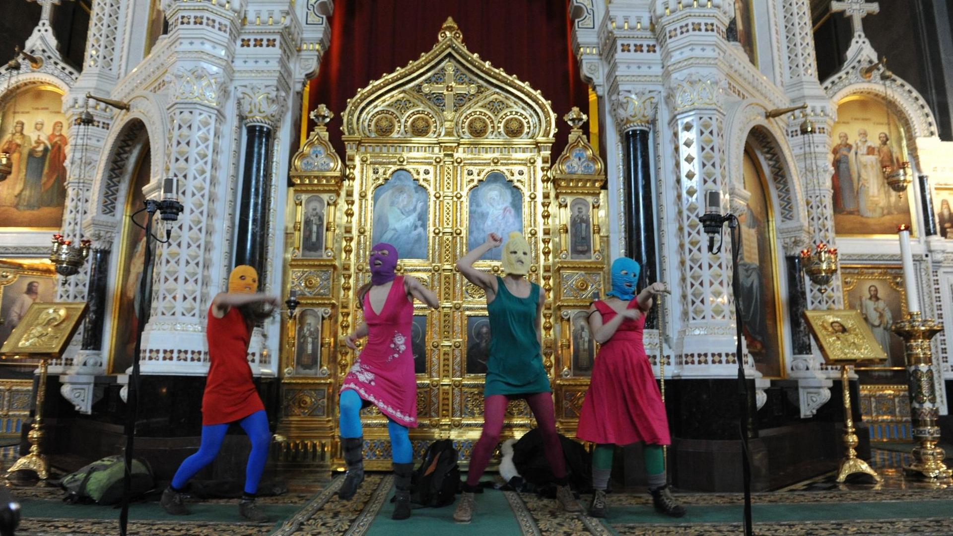 Maskierte Künstlerinnen der feministischen Punk-Band "Pussy Riot" bei einer Aktion in einer Moskauer Kirche, 2012 Maskierte Künstlerinnen der feministischen Punk-Band "Pussy Riot" bei einer Aktion in einer Moskauer Kirche, 2012