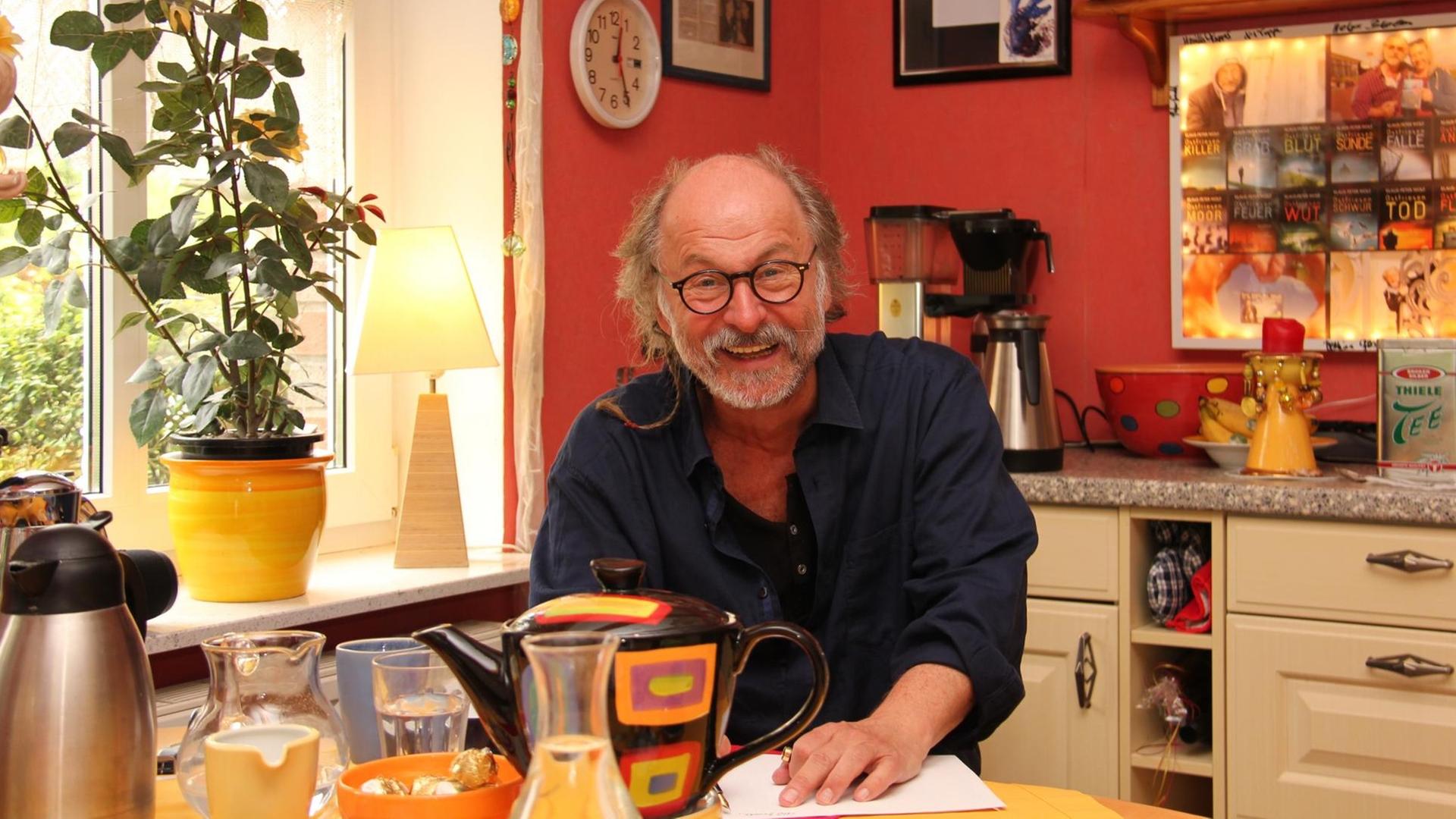 Der Krimiautor Klaus-Peter Wolf, geboren in Gelsenkirchen und wohnhaft in ostfriesischen Norden Der Krimiautor Klaus-Peter Wolf, geboren in Gelsenkirchen und wohnhaft in ostfriesischen Norden