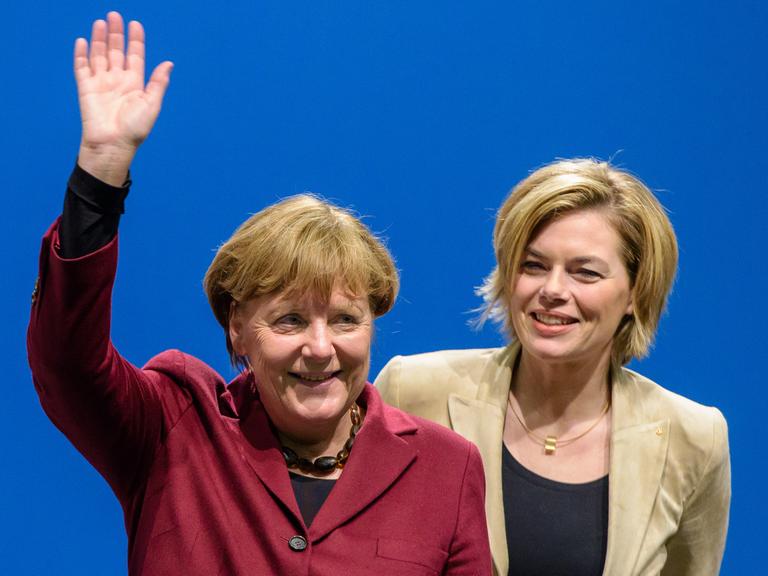 Bundeskanzlerin Angela Merkel neben der rheinland-pfälzischen CDU-Landesvorsitzenden Julia Klöckner bei einer Wahlkampfveranstaltung in Pirmasens.