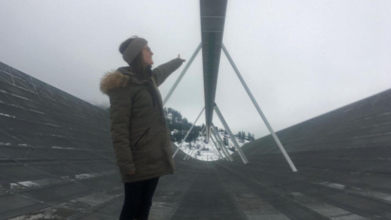 Carolin Höfer, Mitarbeiterin am Dominion Radio Astrophysical Observatory, steht in einem der Halfpipe-artigen Gebilde des Canadian Hydrogen Intensity Mapping Experiment Carolin Höfer, Mitarbeiterin am Dominion Radio Astrophysical Observatory, steht in einem der Halfpipe-artigen Gebilde des Canadian Hydrogen Intensity Mapping Experiment