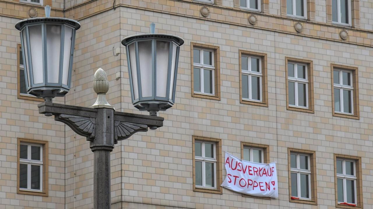 Fassade eines Hauses im Zuckerbäcker-Stils in Berlin-Friedrichshain. An einem Fenster hängt das Plakat "Ausverkauf stoppen". Fassade eines Hauses im Zuckerbäcker-Stils in Berlin-Friedrichshain. An einem Fenster hängt das Plakat "Ausverkauf stoppen".