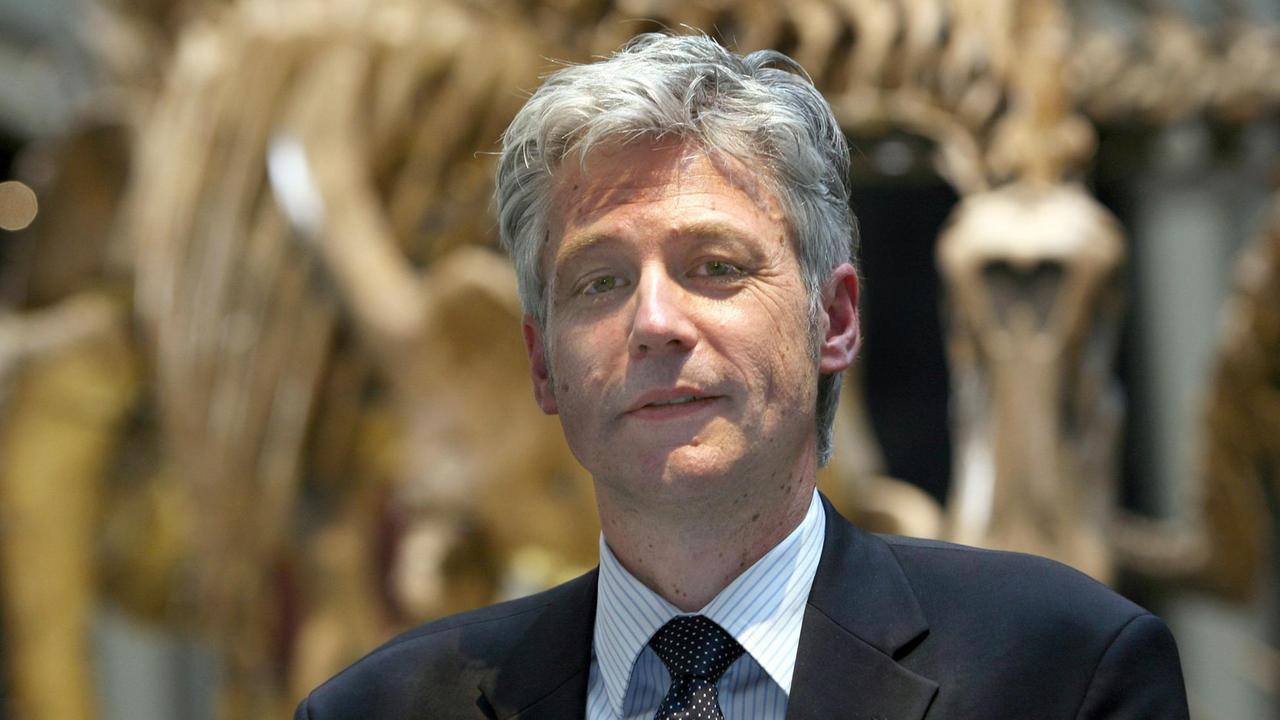 Der Generaldirektor des Museums für Naturkunde Berlin im Museum für Naturkunde in Berlin vor Skeletten im Dinosauriersaal. Der Generaldirektor des Museums für Naturkunde Berlin im Museum für Naturkunde in Berlin vor Skeletten im Dinosauriersaal.