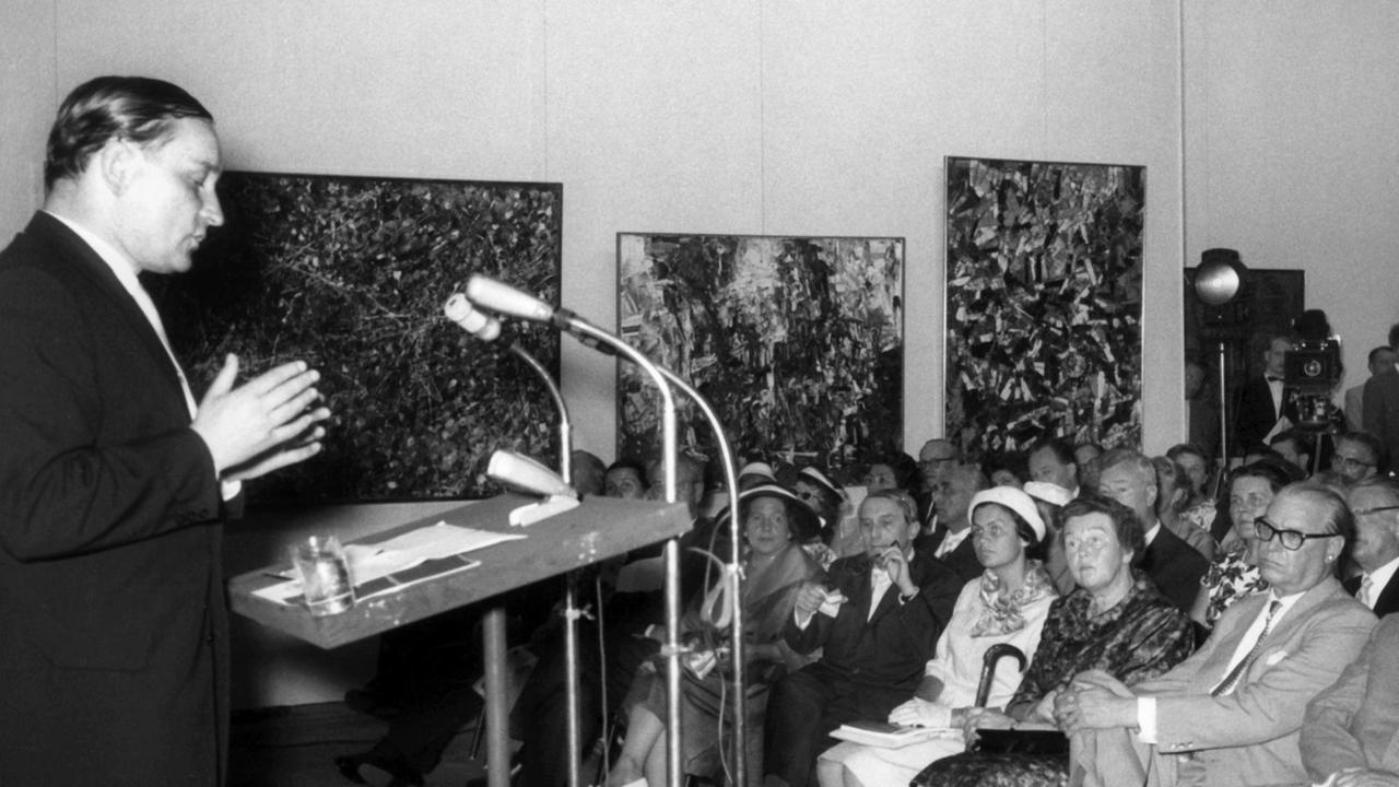 Werner Haftmann (li.) während der Eröffnung der documenta 2 im Jahr 1959 am 12.07.1959 in Kassel am Rednerpult. Werner Haftmann (li.) während der Eröffnung der documenta 2 im Jahr 1959 am 12.07.1959 in Kassel am Rednerpult.