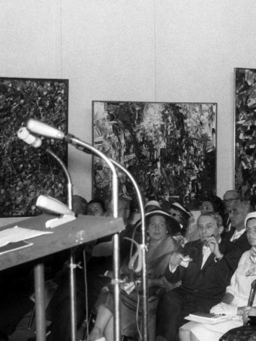 Werner Haftmann (li.) während der Eröffnung der documenta 2 im Jahr 1959 am 12.07.1959 in Kassel am Rednerpult.