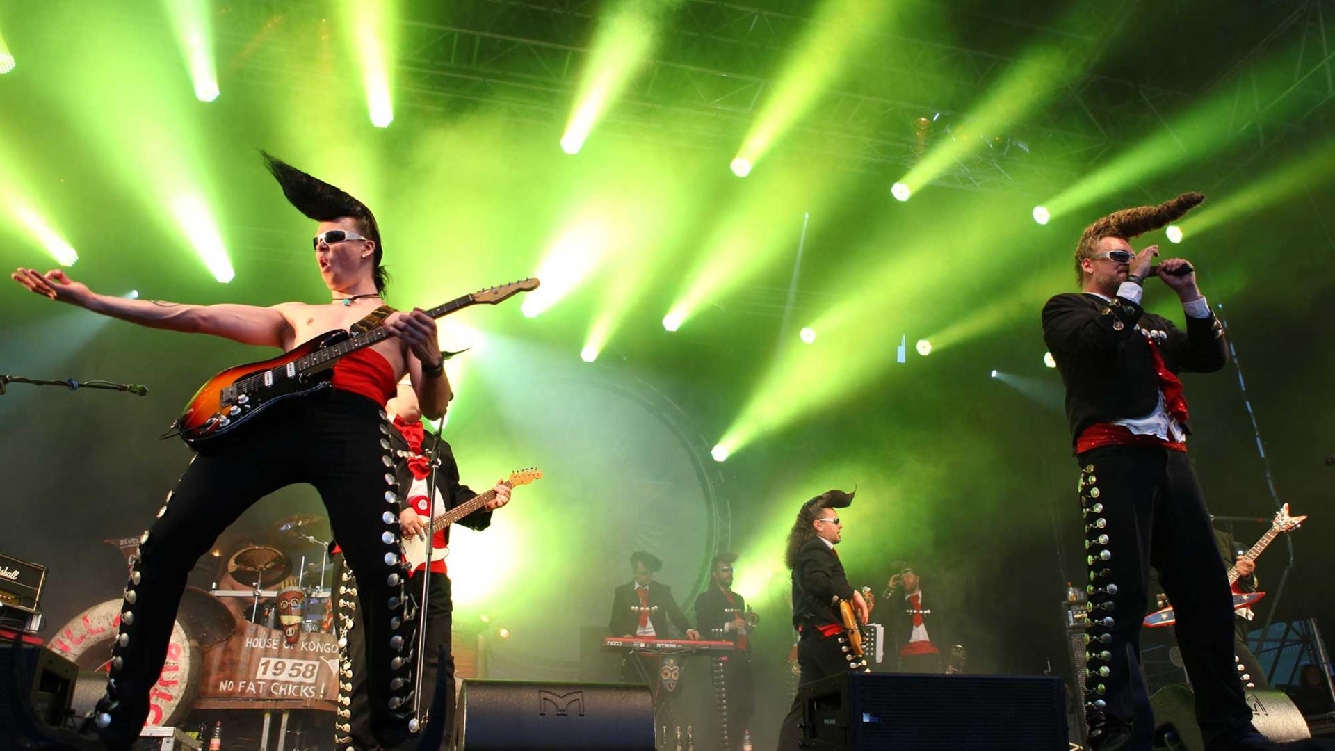 Die Leningrad Cowboys, aufgenommen am 27.05.2012 auf dem Schloßgrabenfest in Darmstadt. Die Leningrad Cowboys, aufgenommen am 27.05.2012 auf dem Schloßgrabenfest in Darmstadt.