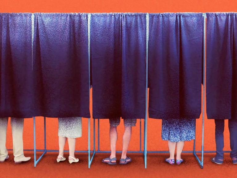 Eine Illustration zeigt Menschen in Wahlkabinen mit zugezogenen Vorhängen, nur Beine und Füße sind zu sehen.