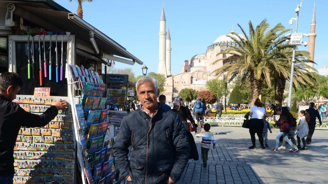 Engin Karakül vor seinem Kiosk in Istanbul Engin Karakül vor seinem Kiosk in Istanbul