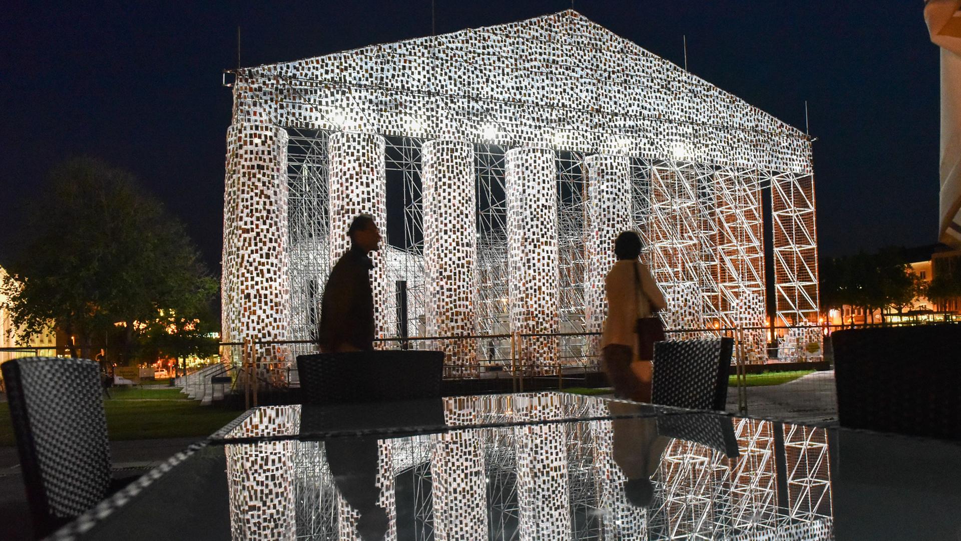 Das documenta-Kunstwerk "The Parthenon of Books" der argentinischen Künstlerin Marta Minujin wird einem Beleuchtungstest unterzogen Das documenta-Kunstwerk "The Parthenon of Books" der argentinischen Künstlerin Marta Minujin wird einem Beleuchtungstest unterzogen