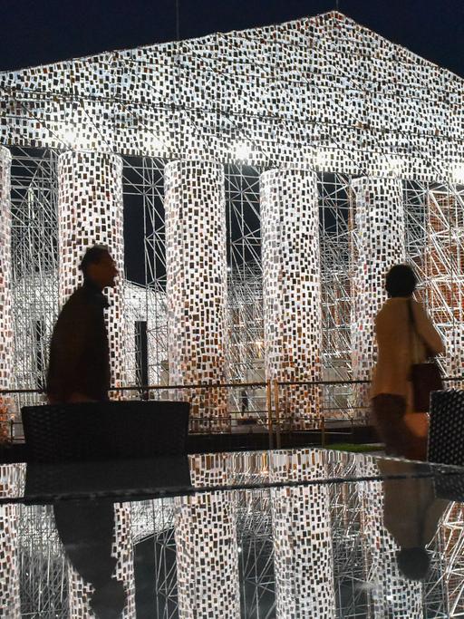 Das documenta-Kunstwerk "The Parthenon of Books" der argentinischen Künstlerin Marta Minujin wird einem Beleuchtungstest unterzogen