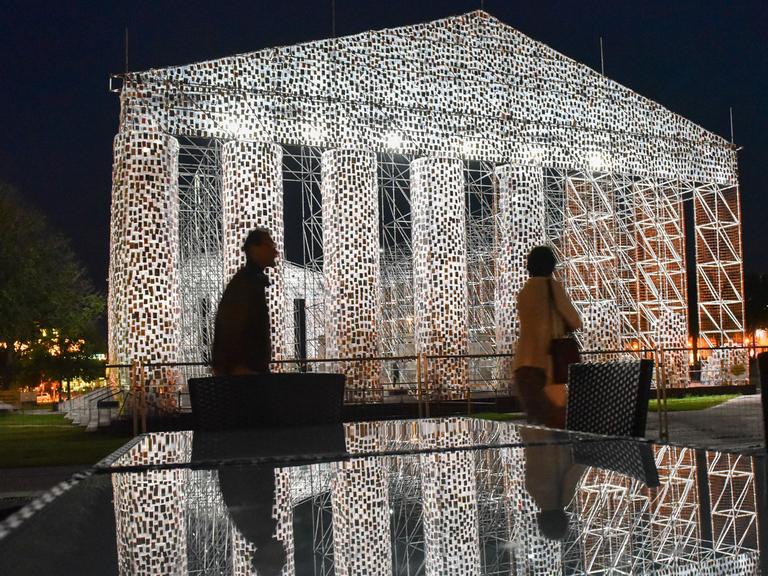 Das documenta-Kunstwerk "The Parthenon of Books" der argentinischen Künstlerin Marta Minujin wird einem Beleuchtungstest unterzogen