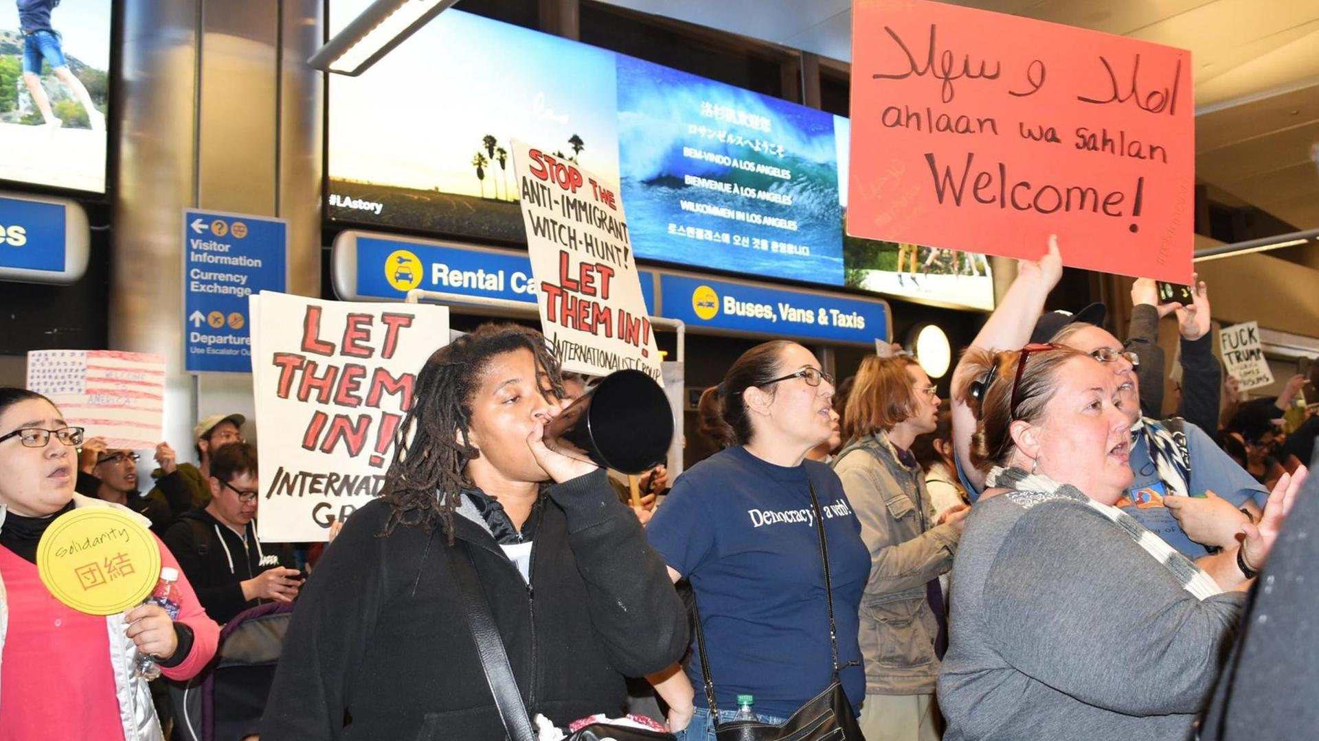 Protest am Los Angeles International Airport gegen das Einreiseverbot für Bürger aus muslimisch geprägten Ländern, das US-Präsident Trump erlassen hatte. Protest am Los Angeles International Airport gegen das Einreiseverbot für Bürger aus muslimisch geprägten Ländern, das US-Präsident Trump erlassen hatte.