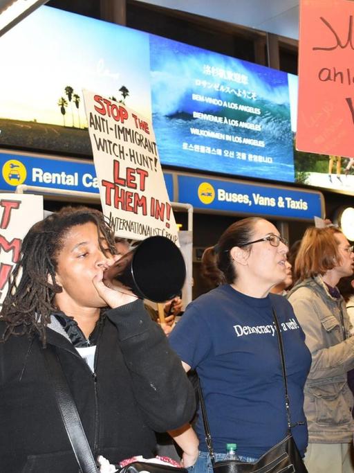 Protest am Los Angeles International Airport gegen das Einreiseverbot für Bürger aus muslimisch geprägten Ländern, das US-Präsident Trump erlassen hatte.