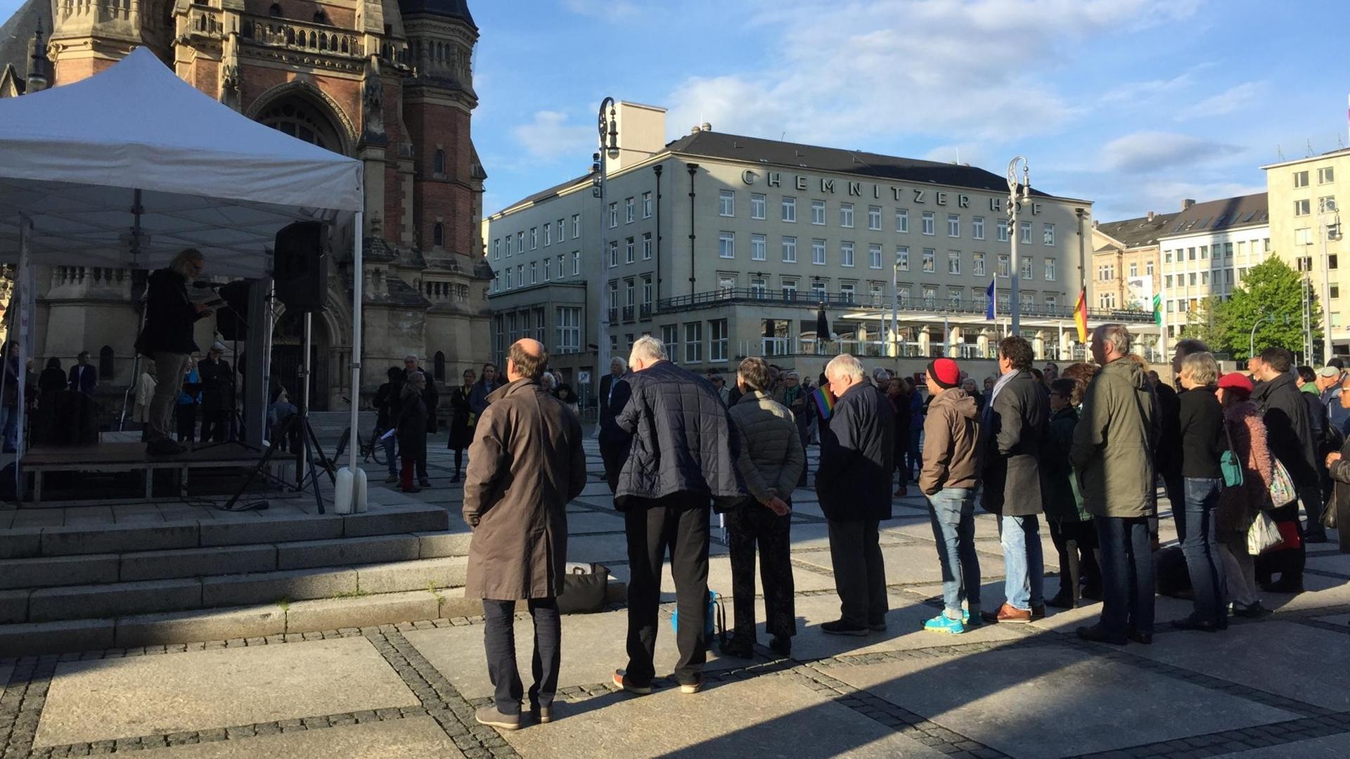 Menschen stehen vor einem Festzelt auf dem Theaterplatz in Chemnitz. Menschen stehen vor einem Festzelt auf dem Theaterplatz in Chemnitz.