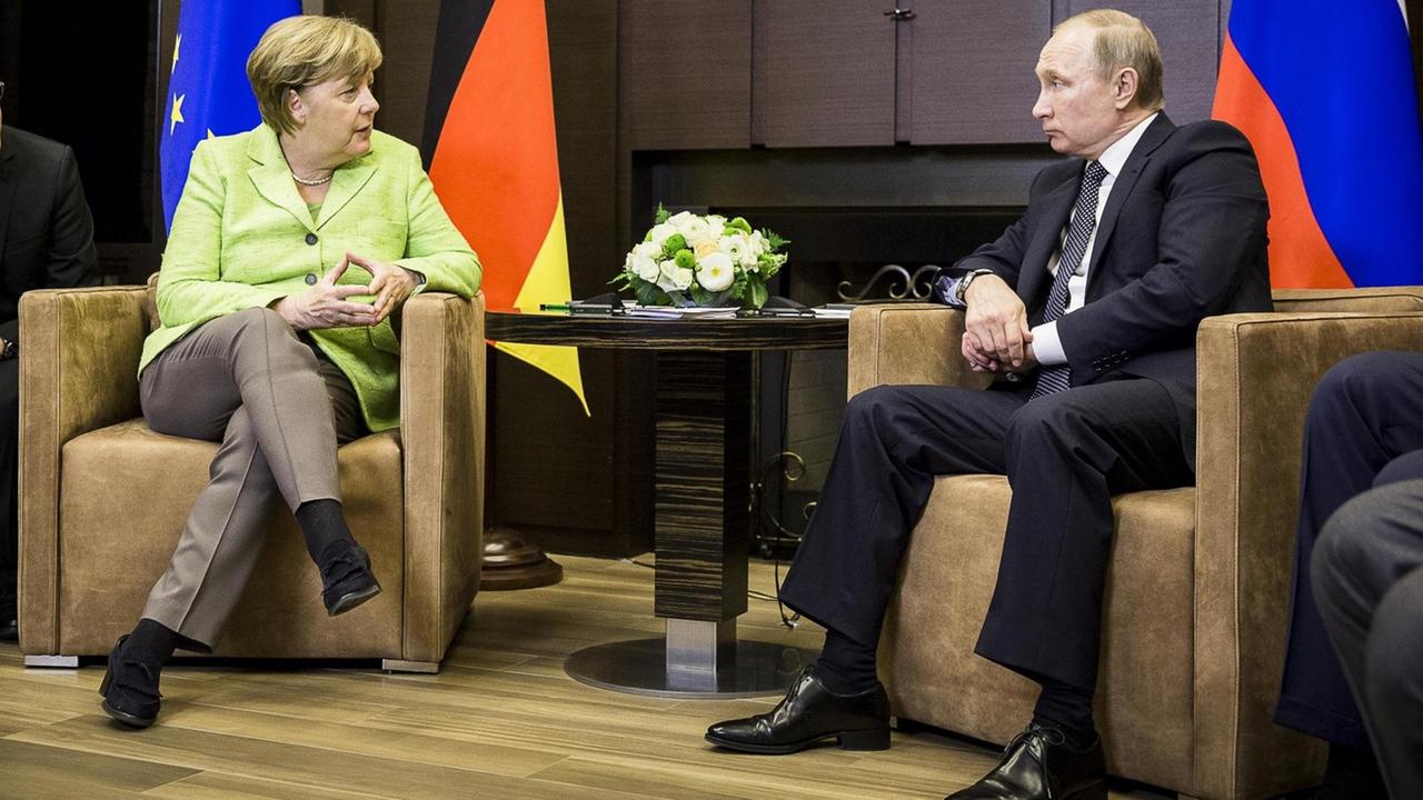 Bundeskanzlerin Angela Merkel unterhält sich am 02.05.2017 in Sotschi (Russland) mit dem russischen Präsidenten Wladimir Putin