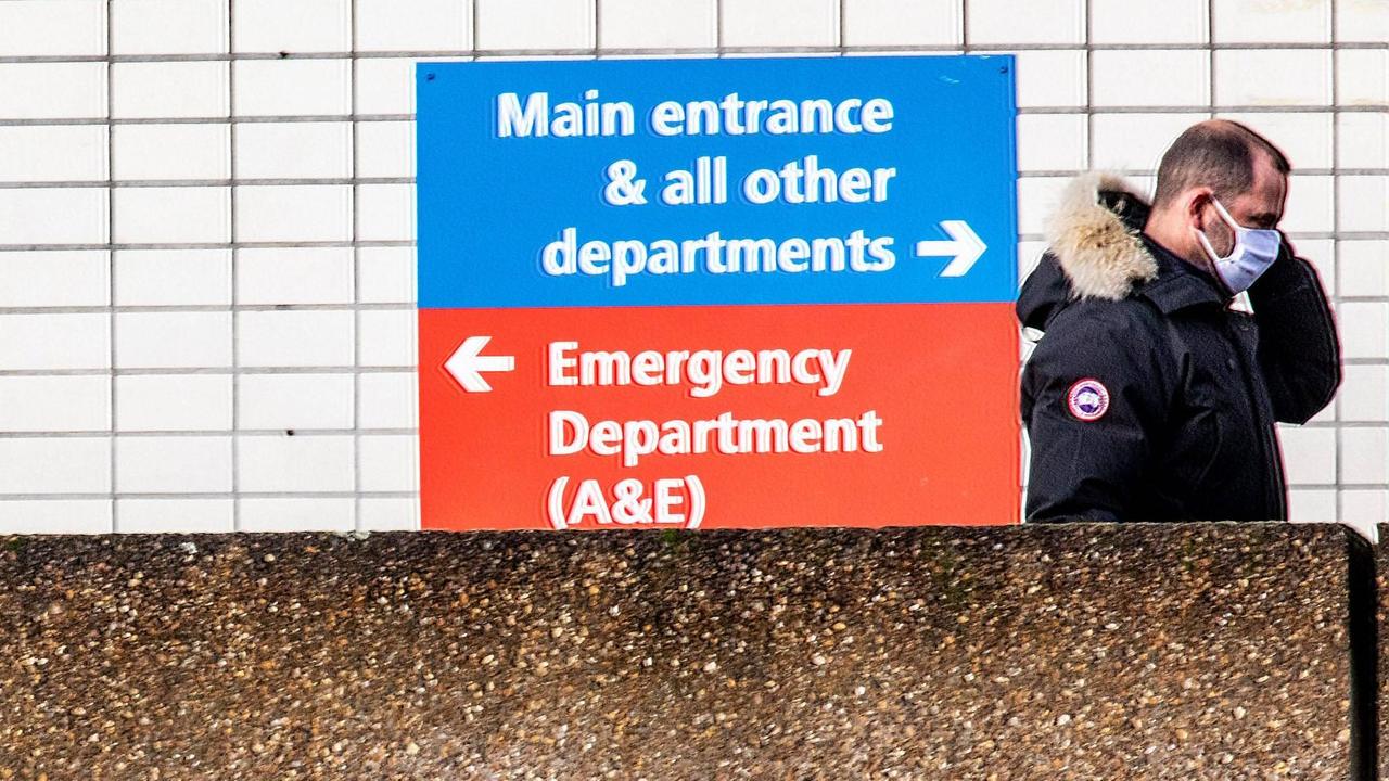 Ein Mann läuft vor dem Londoner Krankenhaus St Thomas entlang Ein Mann läuft vor dem Londoner Krankenhaus St Thomas entlang