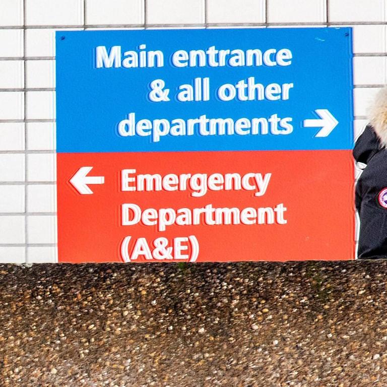 Ein Mann läuft vor dem Londoner Krankenhaus St Thomas entlang 